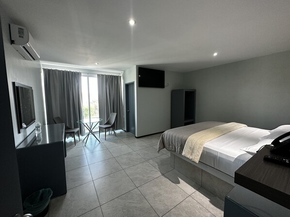 غرفة جونيور - سرير ملكي - منظر للتل | ملاءات للفراش لا تسبب الحساسية ومكتب ومساحة عمل للكمبيوتر المحمول