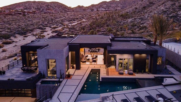 A modern house with a pool, outdoor seating, and a staircase leading to the entrance. - Gatsby by Fieldtrip - 5 Bd Modern Luxury with Infinity Pool & Game Room (Yucca Valley)