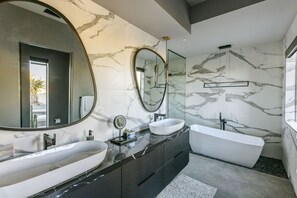 Banheira, secador de cabelo, toalhas de banho 