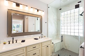 Shower, hair dryer, towels, shampoo - Imola: Remodeled, family-friendly 4BR home with private pool near beach & Mercato. Sleeps 8 in comfort - perfect for sunny days, BBQs, and quality time together. Book your Naples vacation today! (Naples)