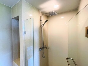 Dusche, Haartrockner, Bidet