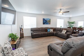 Älytelevisio, takka, pöytäjalkapallopöytä, pöytätennispöytä