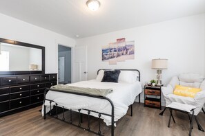 6 makuuhuonetta, työpöytä, silitysrauta/-lauta, vauvan matkasänky