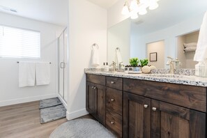 Suihku, hiustenkuivaaja, pyyhkeet, saippua