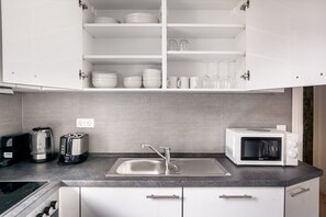 Fridge, microwave, oven, dishwasher - Serene Neukölln 1BR nr Schillerkiez, by Blueground (Berlin)