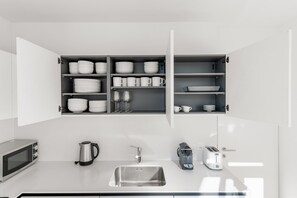 Kühlschrank, Mikrowelle, Ofen, Herdplatte