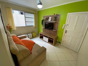 Leilighet – classic, 1 soverom | Oppholdsområde | En 32-tommers smart-TV med digitale kanaler samt TV og Netflix