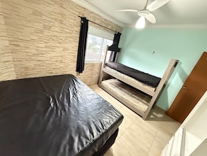 1 habitación, decoración personalizada, muebles diferentes y escritorio