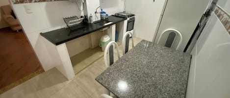 Apartamento | Cozinha privada | Geladeira grande, micro-ondas, cooktop, cafeteira/chaleira