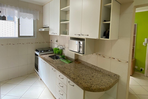 Departamento clásico, 1 habitación | Cocina privada | Refrigerador con congelador, microondas y parrilla de estufa