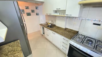 Refrigerador con freezer, microondas, placa de cocina, cafetera/tetera