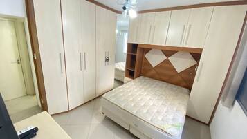 Apartamento conforto | Individualmente decorados, individualmente mobiliados, escrivaninha