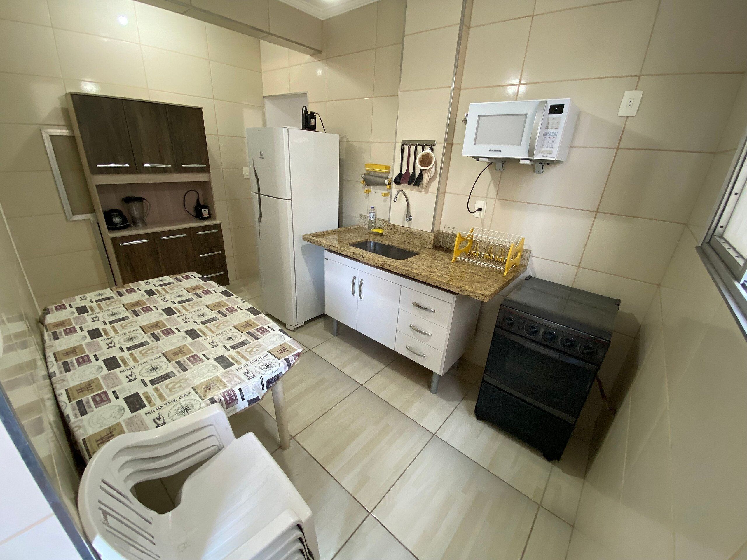 Refrigerador con freezer, microondas, placa de cocina, cafetera/tetera