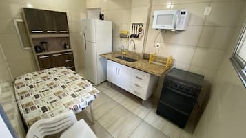 Classic-lejlighed - 1 soveværelse - bjergudsigt | Privat køkken | Køleskab/fryser i fuld størrelse, mikrobølgeovn, kogeplade