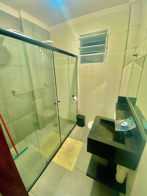Appartement Classique, 1 chambre, vue cour intérieure | Salle de bain | Douche, sèche-cheveux, papier toilette