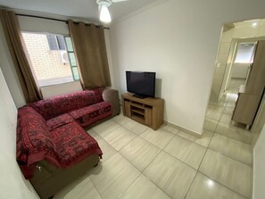 クラシック アパートメント | リビング エリア | 32 インチのスマートテレビ (デジタル放送視聴可)、テレビ、Netflix