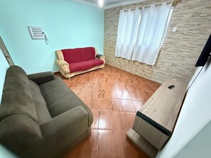 Apartamento | Área de estar | Smart TV 32 polegadas com canais digitais, TV, Netflix