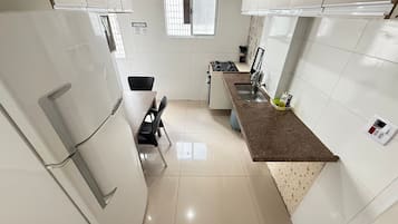 Departamento superior, 1 habitación, vista al patio | Cocina privada | Refrigerador con congelador, microondas y parrilla de estufa