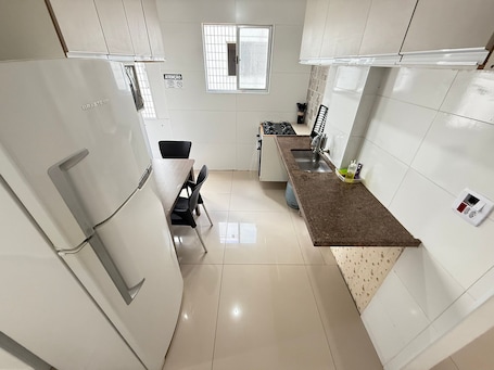 Refrigerador con freezer, microondas, placa de cocina, cafetera/tetera