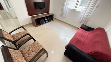 Apartamento superior, 1 habitación, vistas al patio | Zona de estar | Smart TV de 32 pulgadas con canales digitales, una televisión