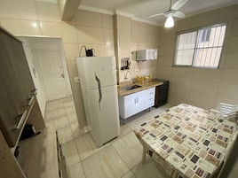 Apartamento clásico | Cocina privada | Frigorífico grande, microondas, placa de cocina y cafetera o tetera