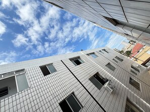 Apartamento superior, 1 quarto, vista para o pátio | Detalhe da fachada