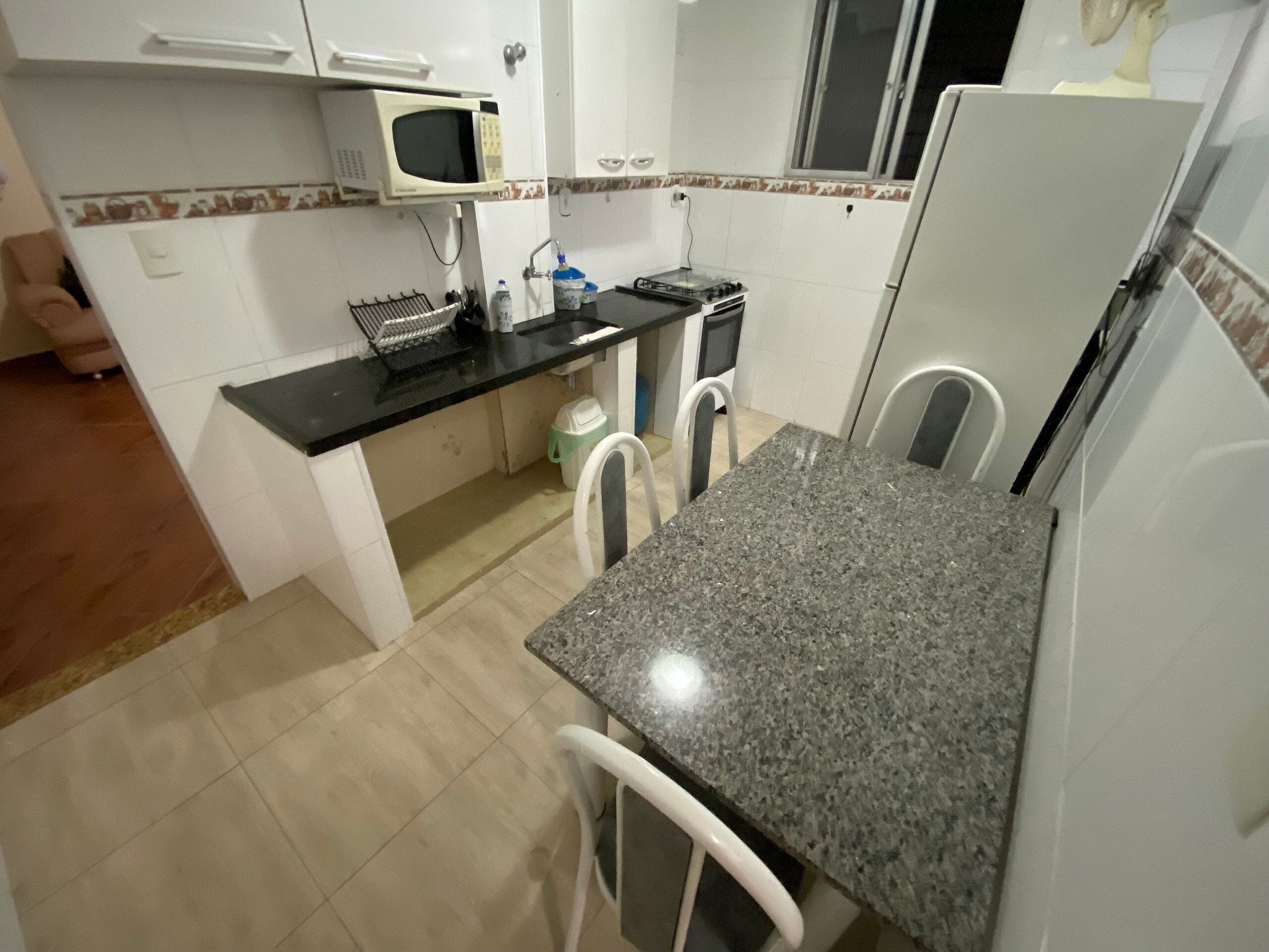 Basic Apartment | Dapur peribadi | Peti sejuk/penyejuk beku saiz penuh, ketuhar gelombang mikro, dapur 