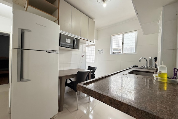 Apartamento superior, 1 habitación, vistas al patio | Cocina privada | Frigorífico grande, microondas, placa de cocina y cafetera o tetera