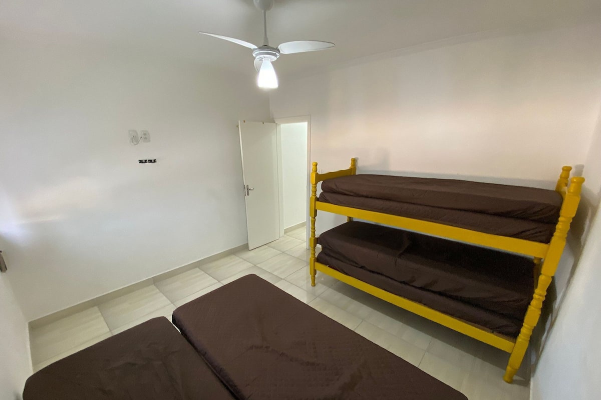 1 habitación, decoración personalizada, muebles diferentes y escritorio