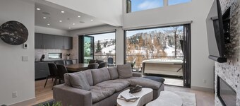 NEW LUXURIOUS RIVERFRONT DOWNTOWN TOWNHOME 4 BED 2.5 BA W/ HOT TUB