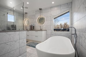 Douche, sèche-cheveux, serviettes fournies, savon