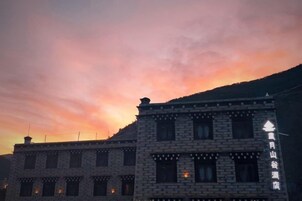Un edificio con varias ventanas y un cartel que indica que es un hotel.