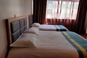 A hotel room with two beds, each with a headboard and pillows. - Yandang Mountain Baixi Hotel (Yueqing)