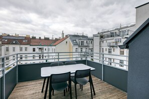 Outdoor dining - Premium Hernals 3BR w/ Balcony & Elevator, nr Lidlpark, by Blueground (Vienna)