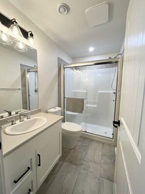 Dusj, hårføner, håndklær og såpe