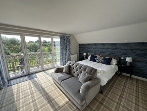 4 bedrooms, iron/ironing board, free WiFi, bed sheets - Coastal Cottage - Balcony sleeping 8 in 4 bedrooms - refurbished (Filey)