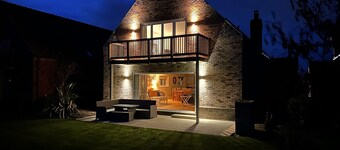 Coastal Cottage - Balcony sleeping 8 in 4 bedrooms - refurbished