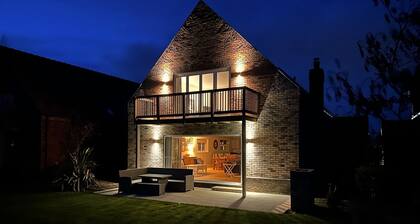 Coastal Cottage - Balcony sleeping 8 in 4 bedrooms - refurbished