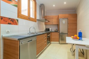 Frigorífico, microondas, horno y placa de cocina