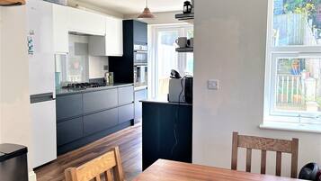 Rumah Keluarga, kamar mandi pribadi | Tempat makan