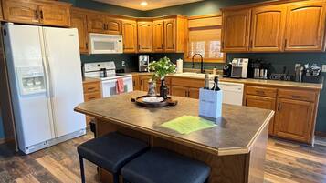 Kylskåp, mikrovågsugn, ugn och spishäll