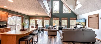 Newly remodeled Lake Front Cabin Hot Tub Arcade 2 Fire pit areas TRIPLE Decks