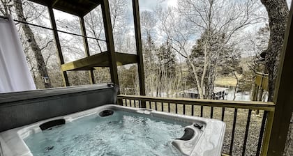 Newly remodeled Lake Front Cabin Hot Tub Arcade 2 Fire pit areas TRIPLE Decks