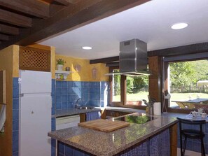 Frigorífico, microondas, horno y lavavajillas