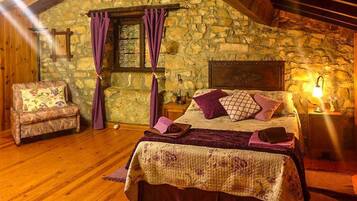 2 dormitorios, tabla de planchar con plancha, ropa de cama