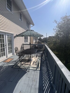 Outdoor dining - Hairston's Shore House 7 mins away from the beach, boardwalk and fun in the sun. (Atlantic City)