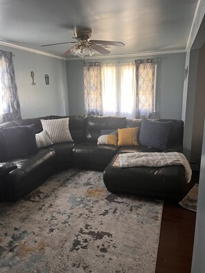 Smart TV, fireplace, books - Hairston's Shore House 7 mins away from the beach, boardwalk and fun in the sun. (Atlantic City)