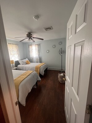 3 bedrooms, free WiFi, bed sheets - Hairston's Shore House 7 mins away from the beach, boardwalk and fun in the sun. (Atlantic City)