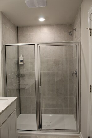 シャワー、ヘアドライヤー、タオル、トイレットペーパー