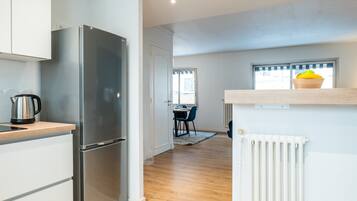 Frigorifero, microonde, forno, piano cottura
